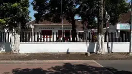 Rumah Pinggir Jalan Dekat Stasiun Jember