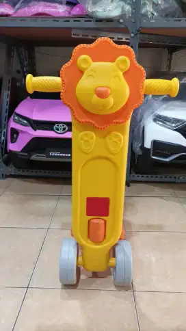 Scooter labeille lion