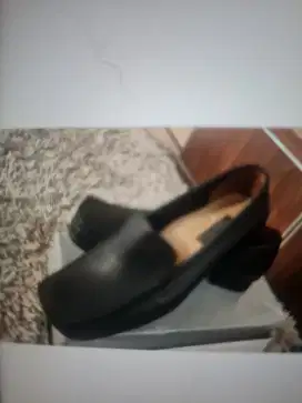 Sepatu wanita hitam kulit