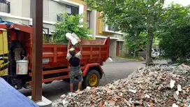 Buang sampah proyek pembuangan bongkaran bangunan tua galian basement