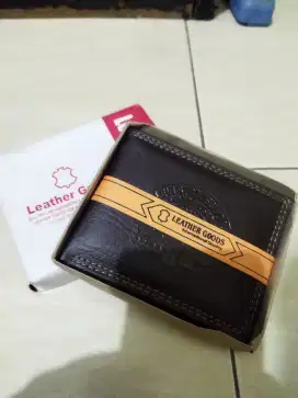 Dompet pria masih baru