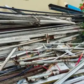 Terima besi tua sisa potong dan besi bekas bongkaran.