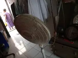 Kipas angin Putih