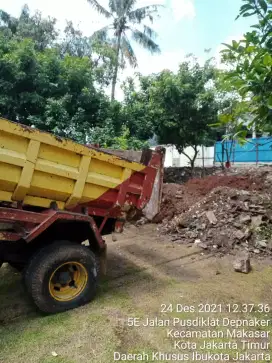 Puing tanah merah pengurug buang puing sampah gali kolam renang