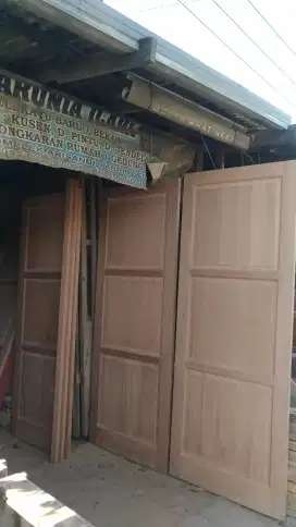 Daun pintu dan kusen bahan kamper
