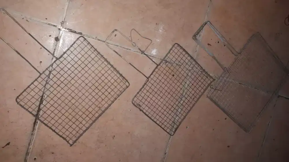 3 bh besi utk panggang ikan dll kond baru hrg murah sj Se lg ada cpt