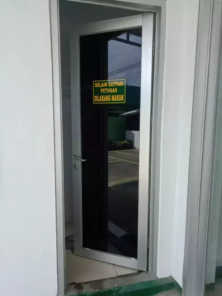 Jasa atau pasang kaca film dan sticker kaca sunblast