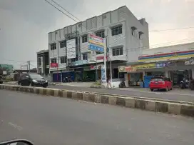 Ruko 3 lantai  gandeng 2 . Strategis parkir luas siap pakai