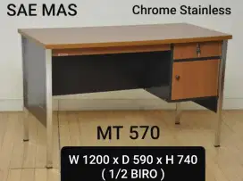 Meja tulis kaki besi