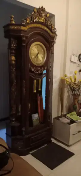 Jam hias kayu jati