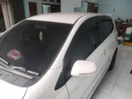 kaca film hitam untuk menambah privasi mobil