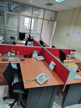 Meja kantor untuk 4 orang staff lengkap  dengan meja samping.
