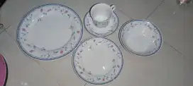 Piring dan Cangkir Fine Porcelain Florete - 1 Set