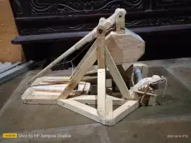 Mainan/Miniatur TREBUCHET pelontar Batu