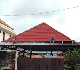 Rangka bajaringan plus atap genteng metal pasir
