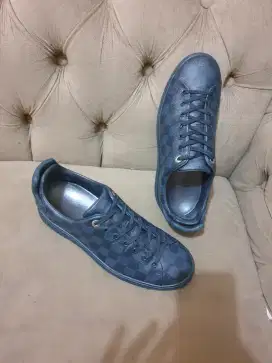 Mulus .authentic sepatu .sneakers louis vuitton .lv size 41.5