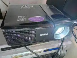 Proyektor merk benq  MP-515