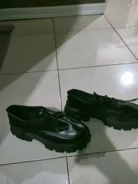 Sepatu hitam size 37