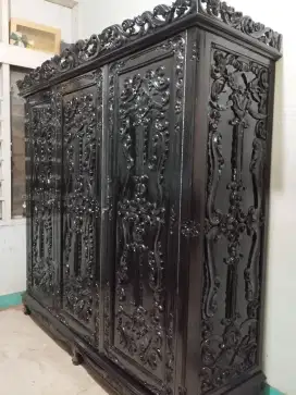 Lemari jati ukir tua 3 pintu