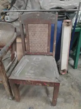 Sebuah kursi antik retro kondisi bekas busa tanpa kain