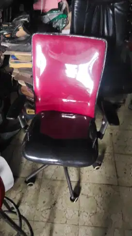 Kursi kantor kinclong