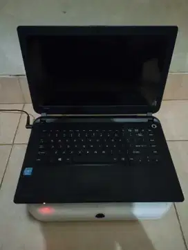 Laptop toshiba hitam