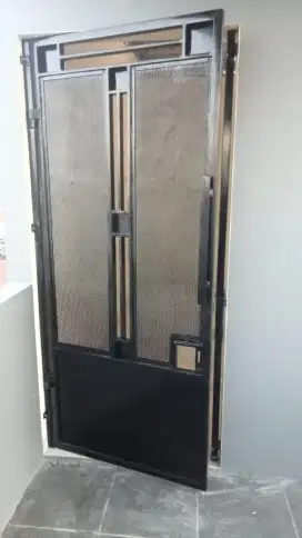Pintu samping besi