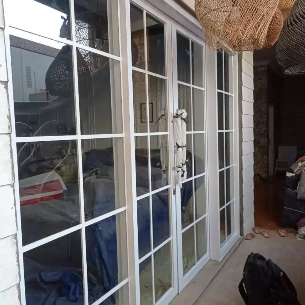 Partisi kaca dan pintu kaca