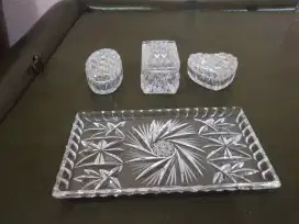 Satu set tempat perhiasan kristal