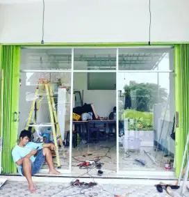 Pintu kaca ruko tempat usaha partisi kusen almunium pintu kaca swing