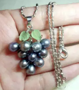 Kalung bandul anggur jade dan mutiara hitam