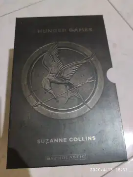 NOVEL TRILOGI HUNGER GAMES