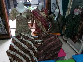 Dijual Borongan Baju Batik, Patung Maneki & Rak Etalase Besi Baju