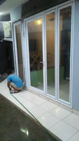 Pintu dan partisi aluminium