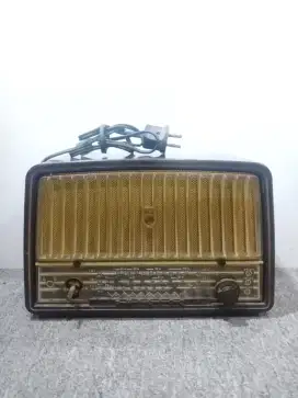 Radio Phillips Klasik (Kondisi nyala)