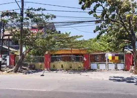 Disewakan rumah cocok untuk segala usaha di nol jalan raya jemursari