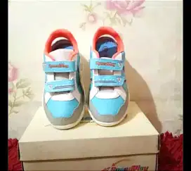 Sepatu kets anak laki