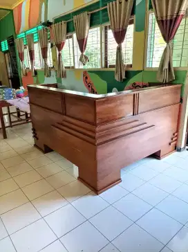 Meja resepsionis jati