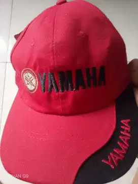 topi merah yamaha