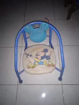 Kursi motif Mickey mouse dari bahan besi