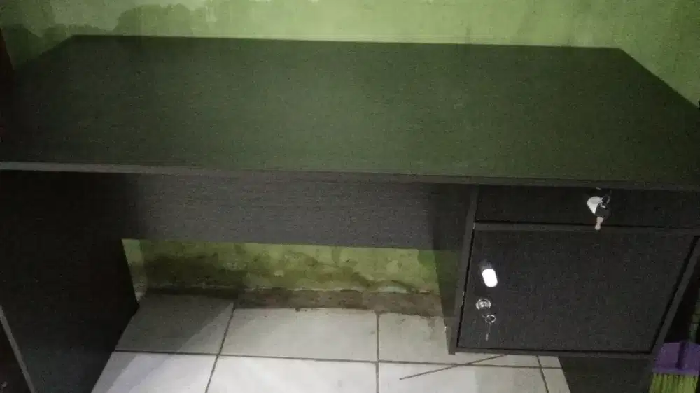 Meja kantor setengah biro