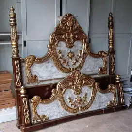Dipan tempat tidur mewah