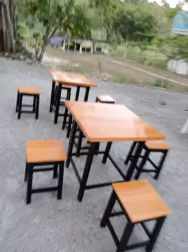Zet meja kursi kafe