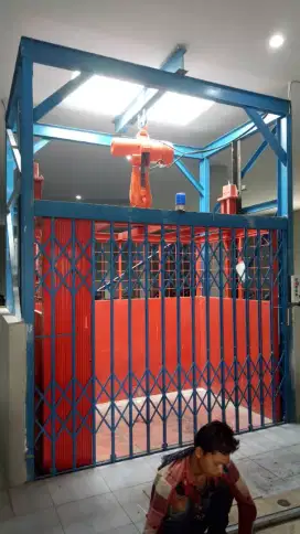 Lift cargo / lift barang