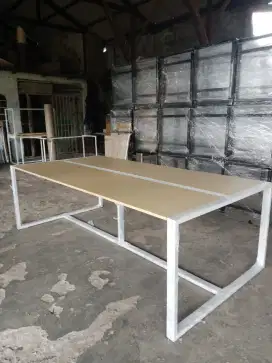 Meja meeting kantor
