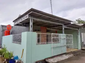 DI KONTRAKAN RUMAH TAHUNAN GRIYA ARTHA SEPATAN PINGGIR JALAN RAYA MAUK