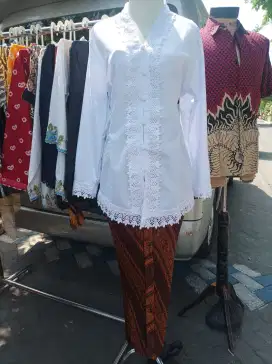 Kebaya Encim warna putih