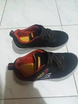 Sepatu Skechers Hitam Merah