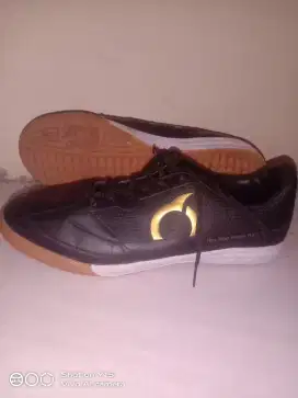 Sepatu futsal sepak bola size 39/40