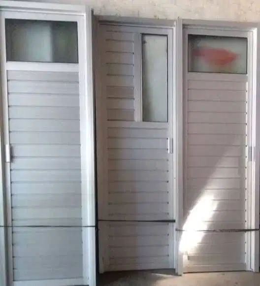 Pintu kamar mandi